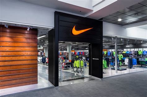 nike geeft 500 schoenen weg|Nike Factory Stores.